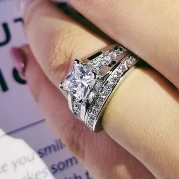 Elegant Silver Diamond Ring Set - Picture 2 of 6